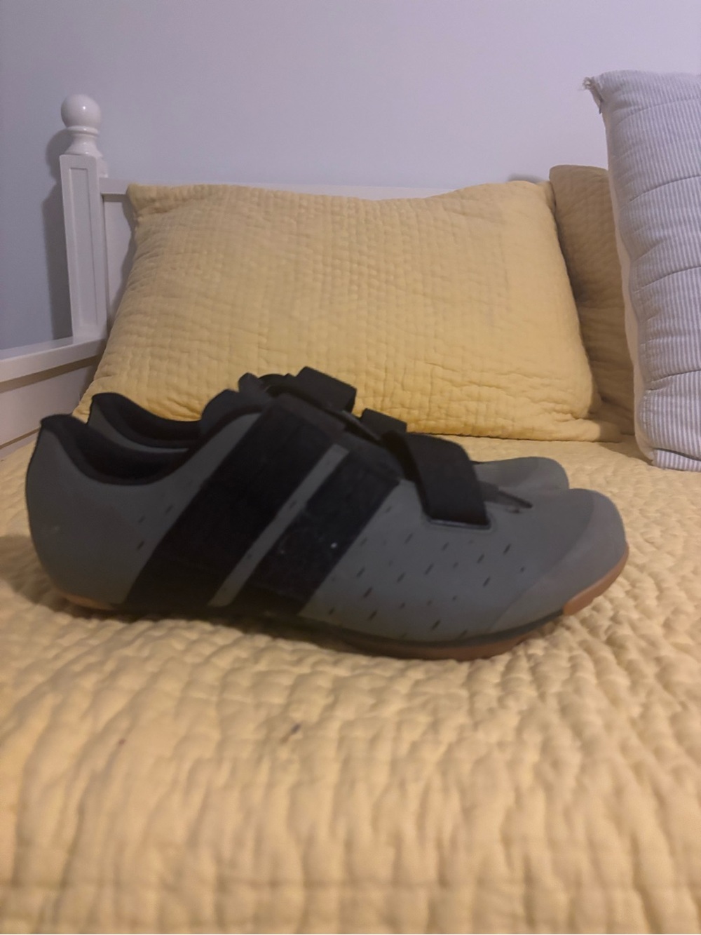 Men's Gray Athletic Cycling Shoes with Black Straps